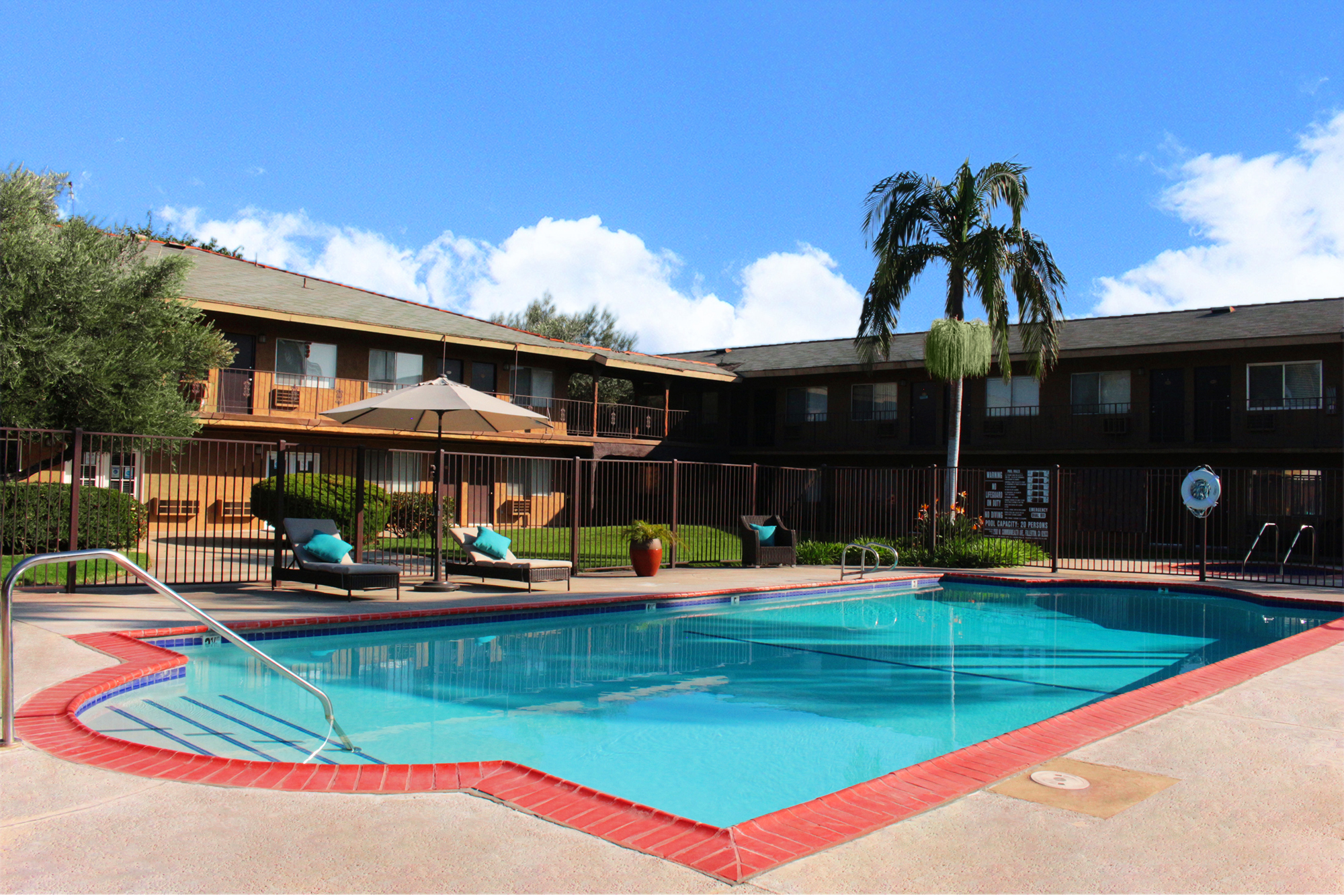 This banner image shows the swimming pool of Ambassador Inn Apartments